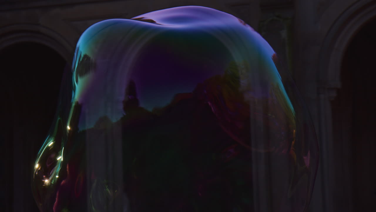 vista de cerca de la gran forma de burbuja de jabón flotando en el aire, moviéndose expandiéndose y estallando, arrastrada por la brisa, explosión de forma transparente colorida