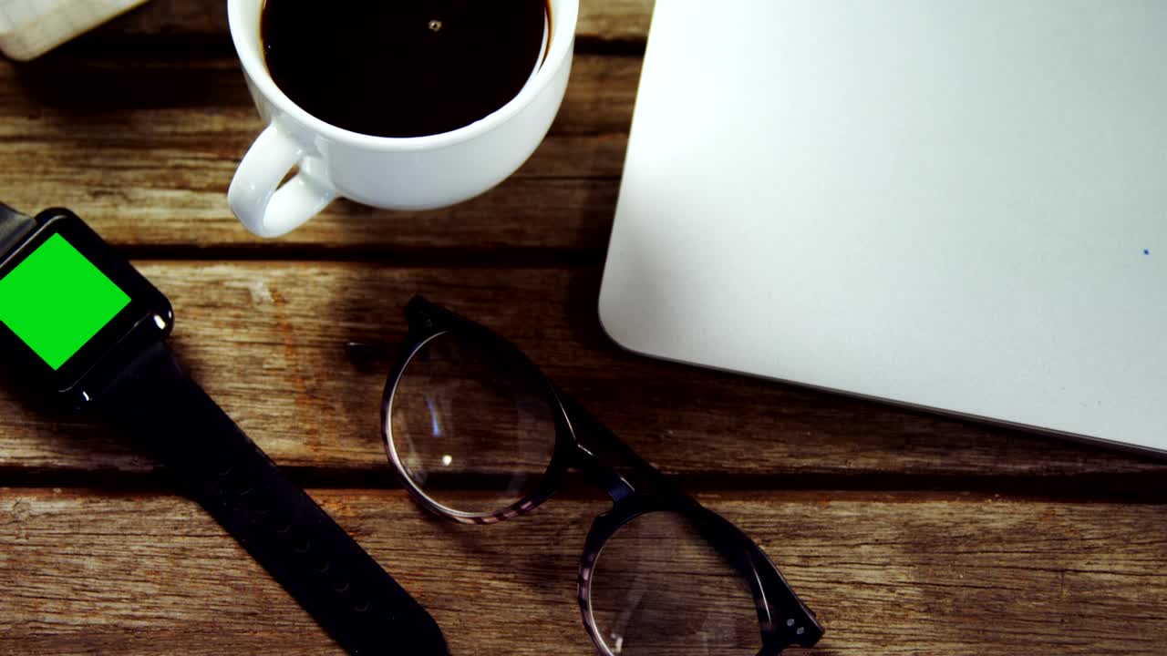 조직자, 블랙 커피, 스마트 워치, 안경 및 4k 노트북