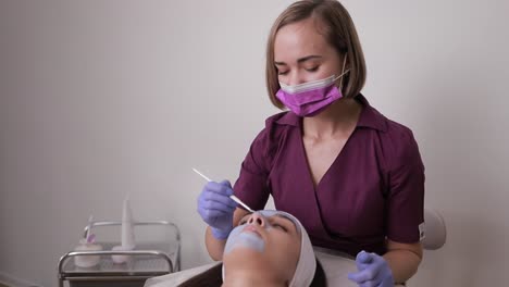 tratamiento facial en curso