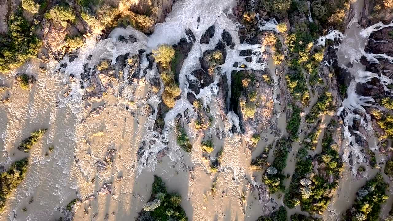 amanecer en las cataratas de epupa, en el norte de namibia