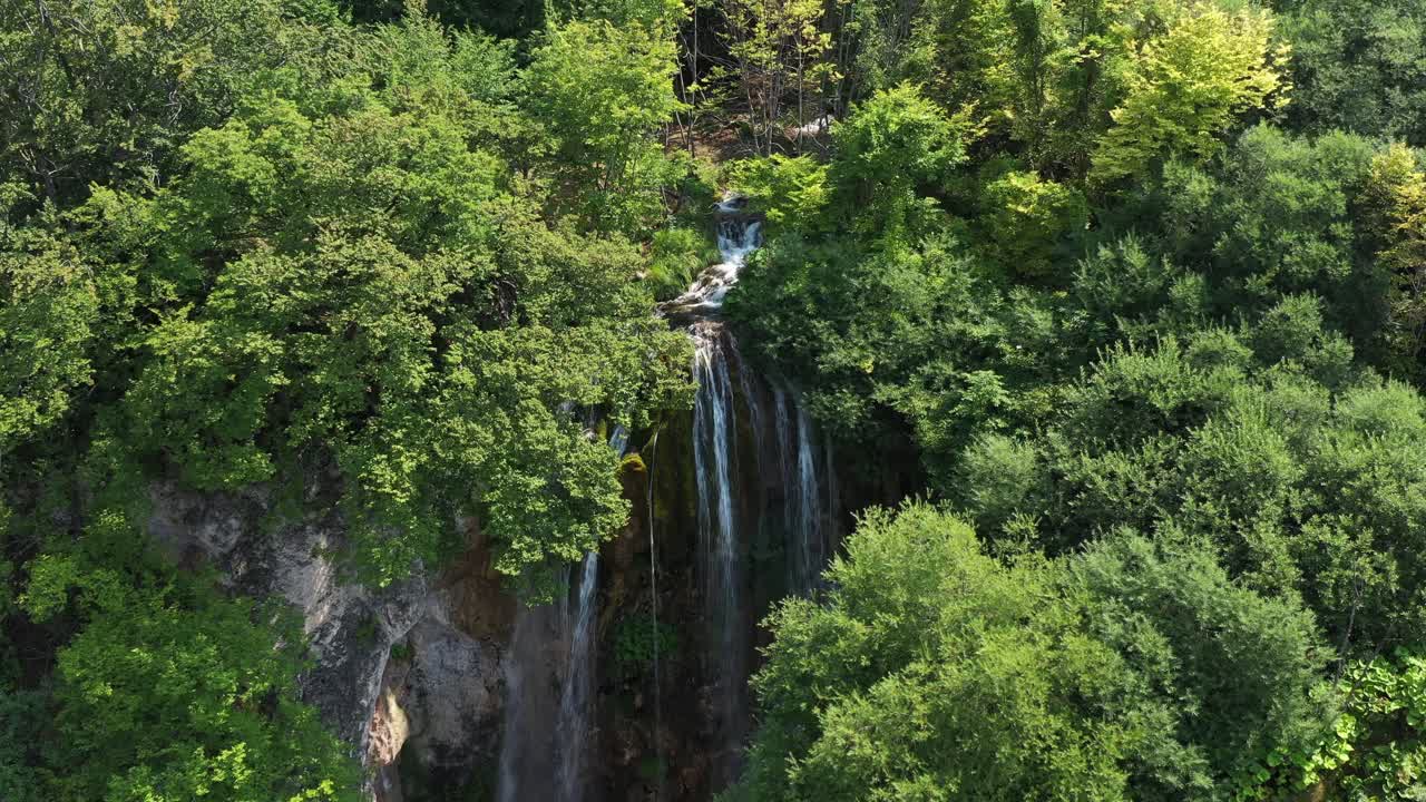 Cascate di Sopotnica sul monte Jadovnik in Serbia. Vista aerea.