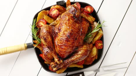 pollo entero asado en una sartén negra de hierro fundido
