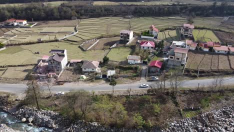 Landwirtschaft-Straße-Im-Iran-Natur-Landschaft-Des-Dorflebens-Ländliche-Dorflandschaft-Flussufer-Ackerland-Reisfeld-In-Der-Erntezeit-Herbst-Frischer-Nebel-Alte-Häuser-Bauen-Traditionelles-Bauernleben