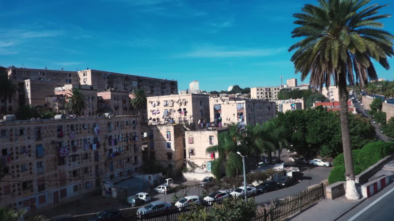 Veduta della città di Algeri con il monumento sullo sfondo.