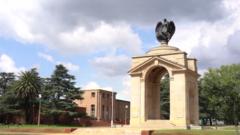 Estatua-Del-ángel-En-El-Monumento,-Toma-Continua-En-Cámara-Lenta