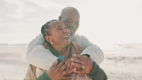 Senior,-Pareja-Y-Abrazo-En-La-Playa-Con-Amor