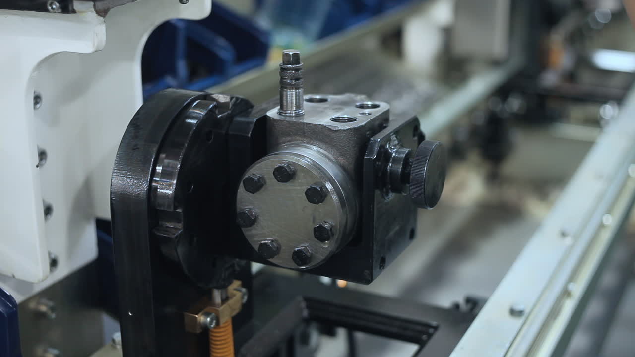 trabajador girando tornillos en una parte metálica. trabajador ensamblando una unidad industrial