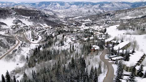 toma aérea de drones del área de la estación de esquí en aspen, colorado durante el invierno