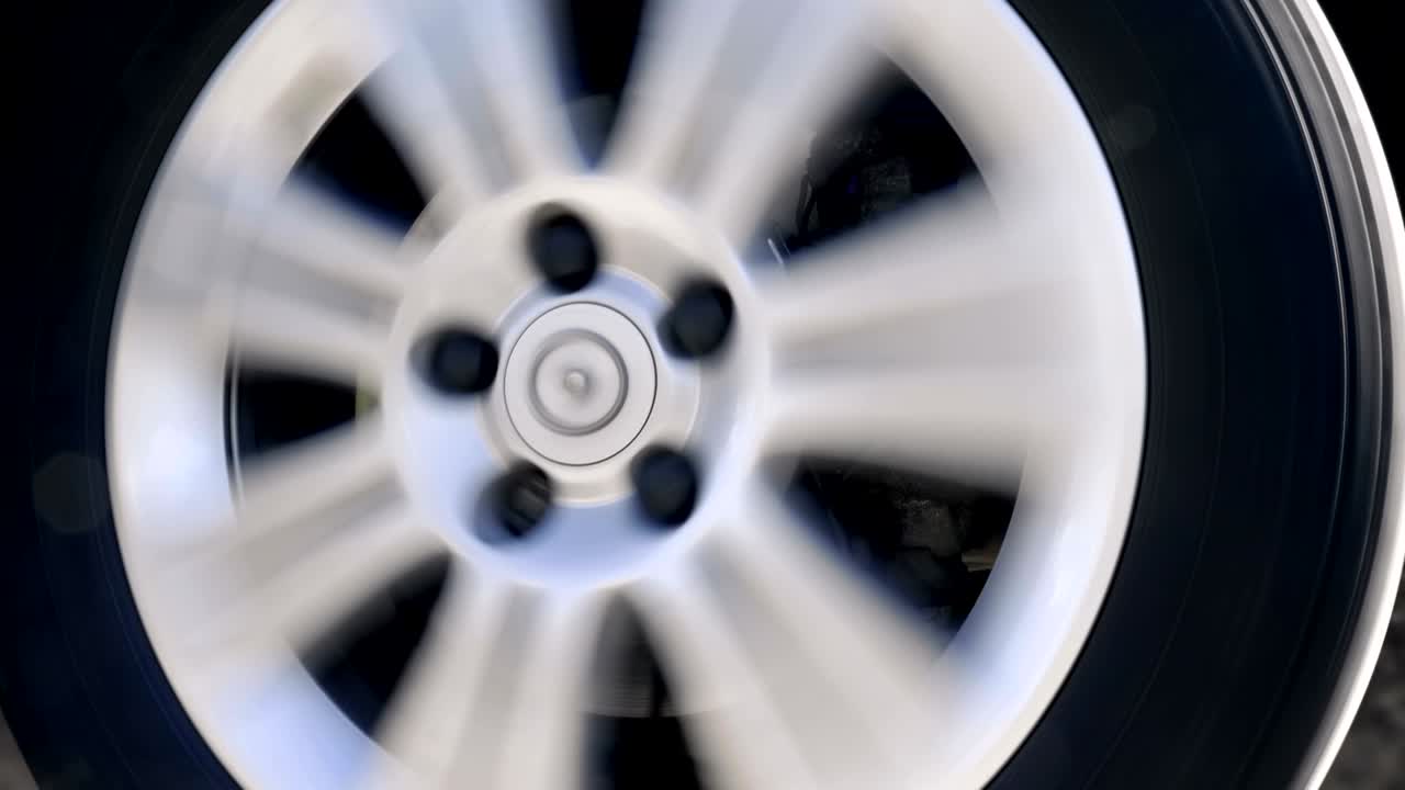 una rueda de coche con un borde plateado brillante, gira a la derecha, a la izquierda