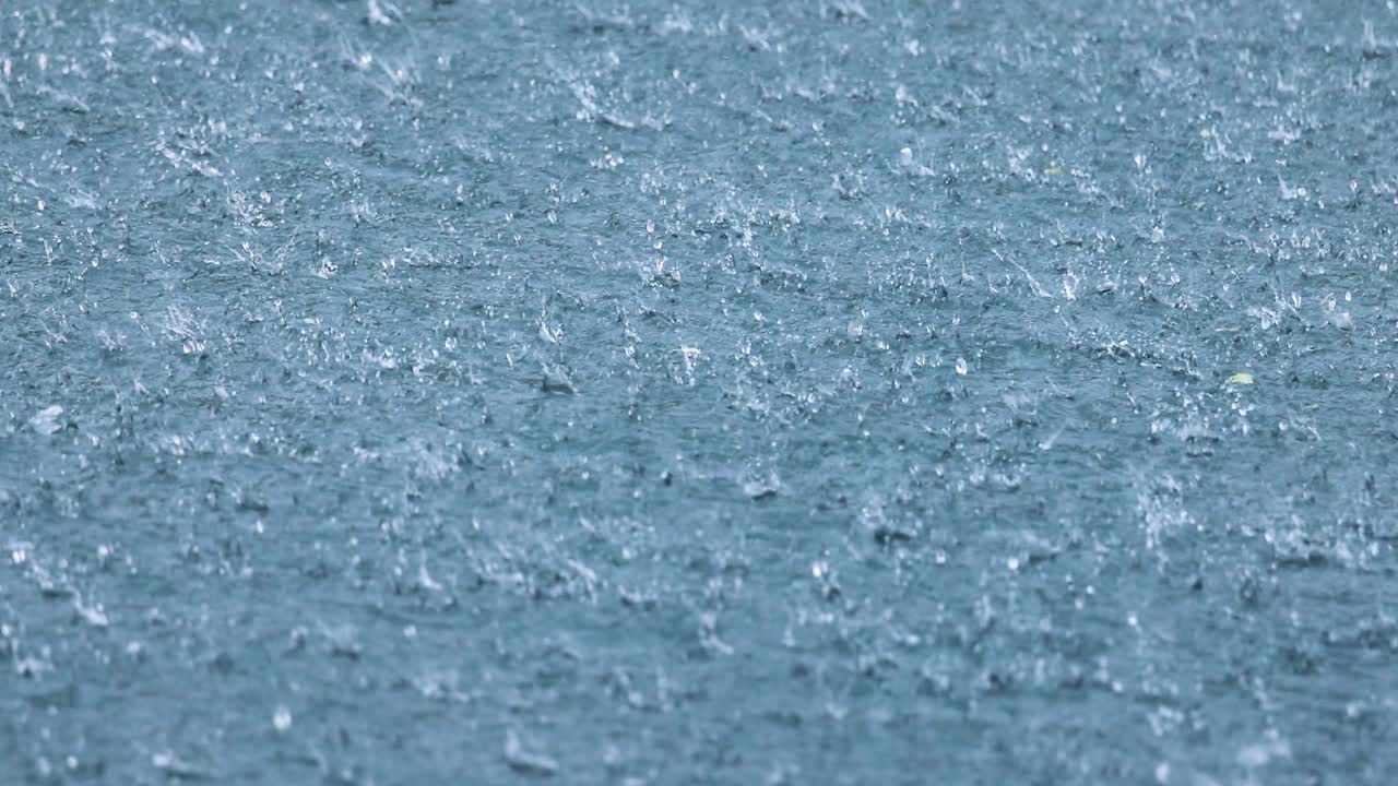 추상적인 배경, 물 위에 방울이 떨어집니다.