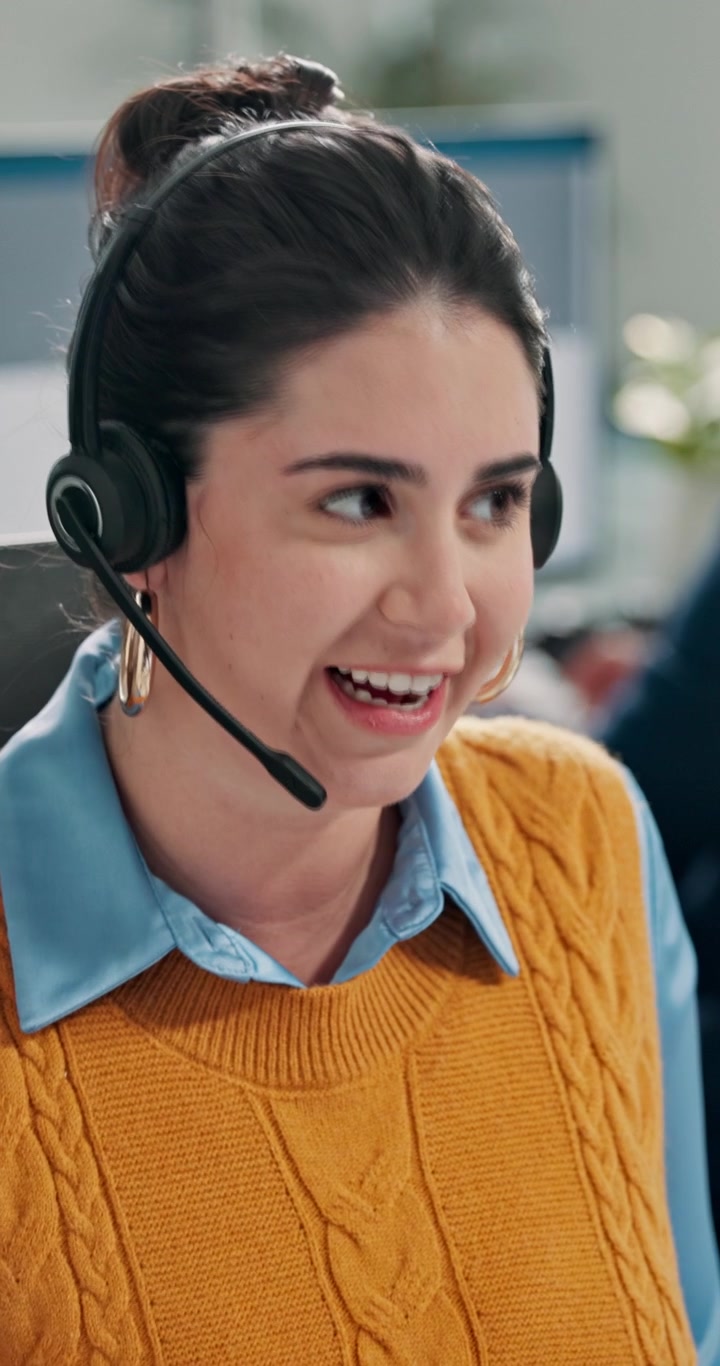 Přátelský zástupce zákaznického servisu mluví přes headset v kanceláři