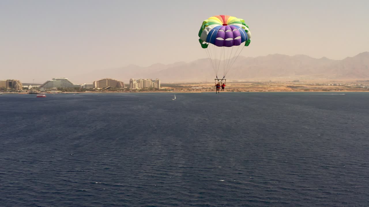 parasailing sobre el mar rojo