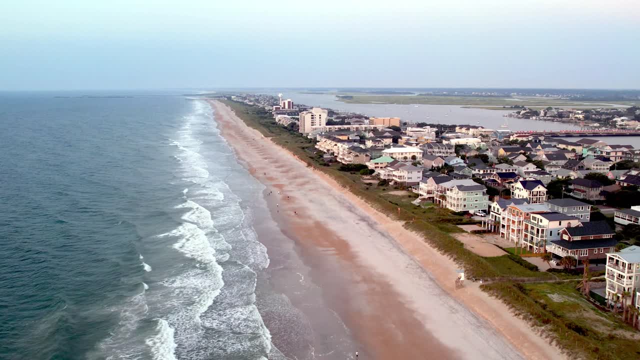 Wrightsville Beach, Carolina del Nord, ripresa aerea in avvicinamento alla spiaggia e alle case