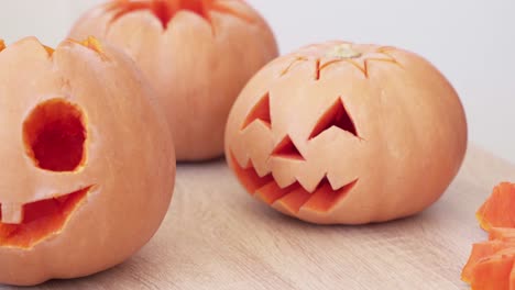 Halloween-Jack-o-Lantern-Kürbisse-Auf-Dem-Tisch