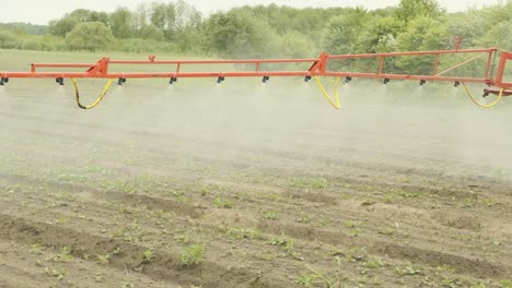 el tractor agrícola está fertilizando el campo de cultivo con nutrientes fertilizantes