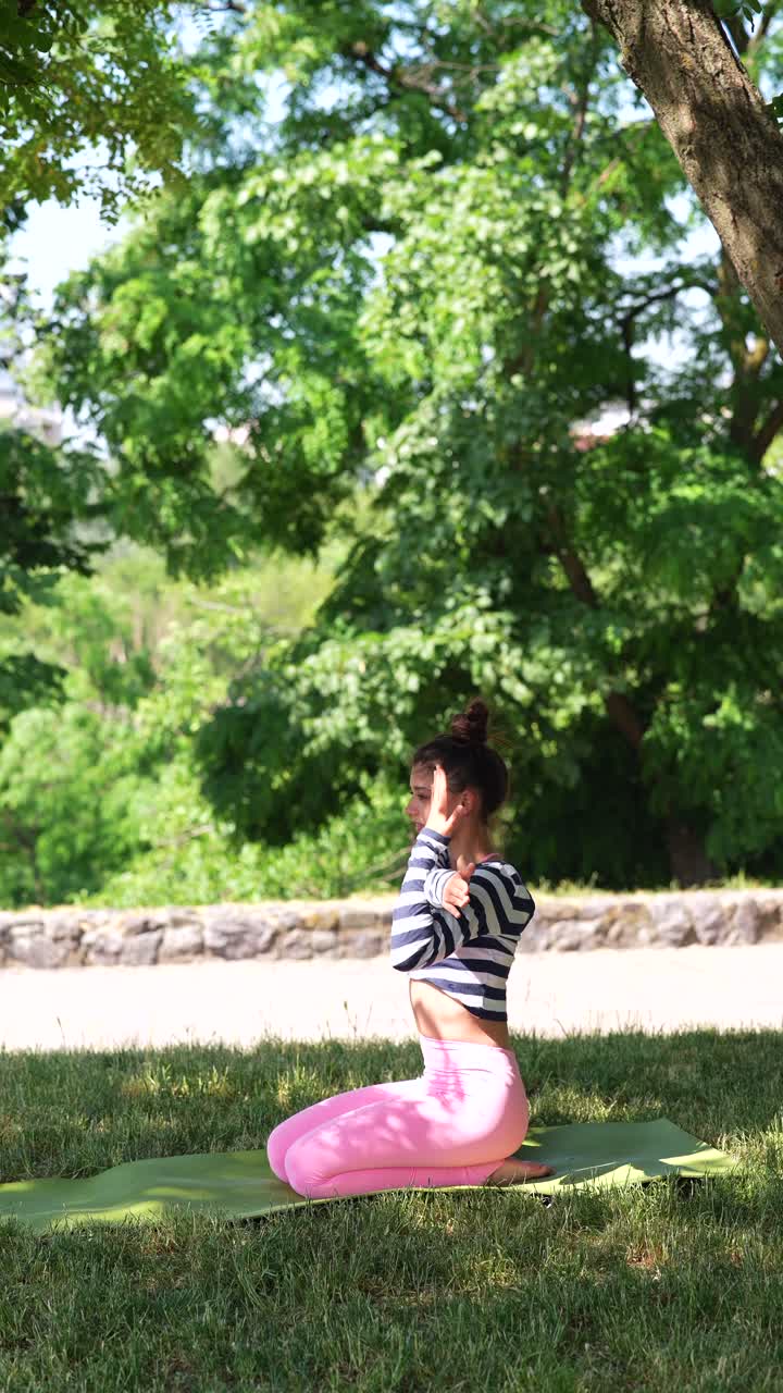 mujer practicando yoga en un parque
