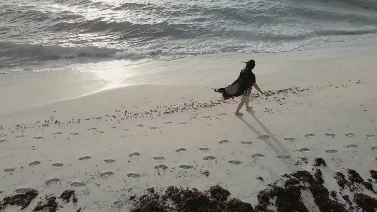 해변을 걷고 있는 영상 모델