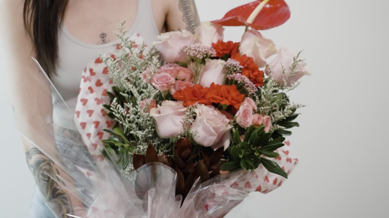 gimbal tire hacia atrás con un movimiento suave de un hermoso arreglo floral