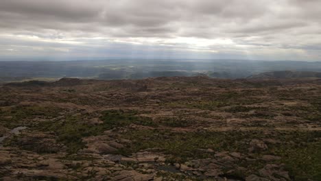 Vuelo-Aéreo-Hacia-Adelante-Sobre-La-Zona-Rural-De-Las-Tierras-Altas-De-Córdoba,-Argentina-Durante-El-Día-Nublado---Toma-Panorámica-Cinematográfica-Del-Paisaje-Natural