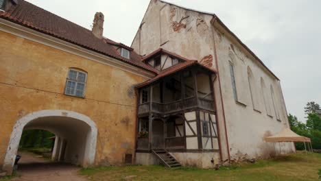 Lielstraupe-Medieval-Castle-in-the-Village-of-Straupe-in-Vidzeme,-in-Northern-Latvia