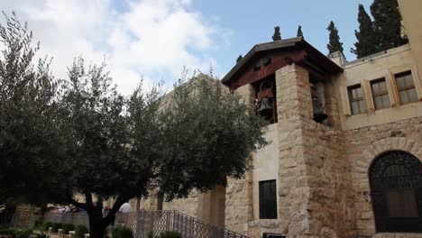 campana de la torre de la iglesia en el jardín de getsemaní y olivos, jerusalén, israel