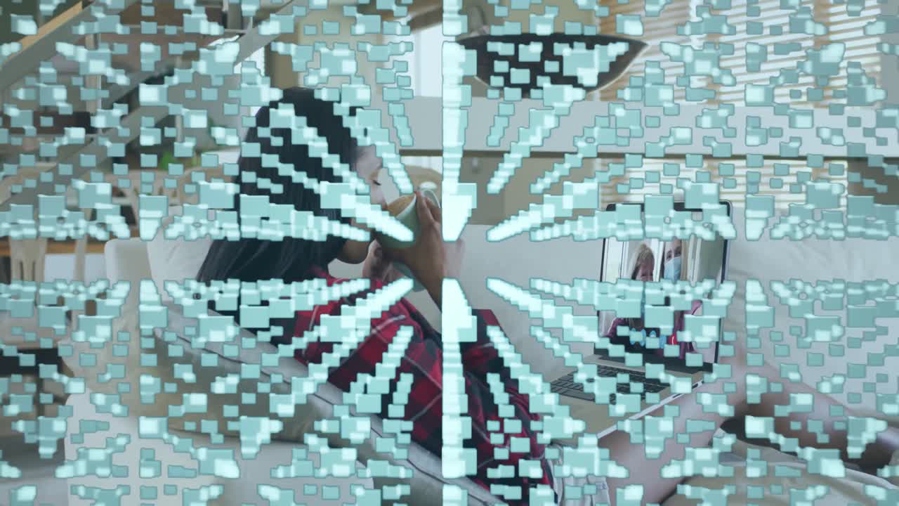 animación del icono de candado digital y procesamiento de datos sobre una mujer que usa una computadora portátil en una videollamada