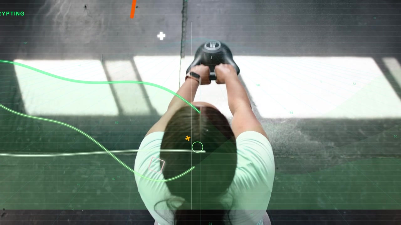 Donna che afferra una kettlebell e poi esegue un clean and press, grafica su silhouette, tracker per il fitness