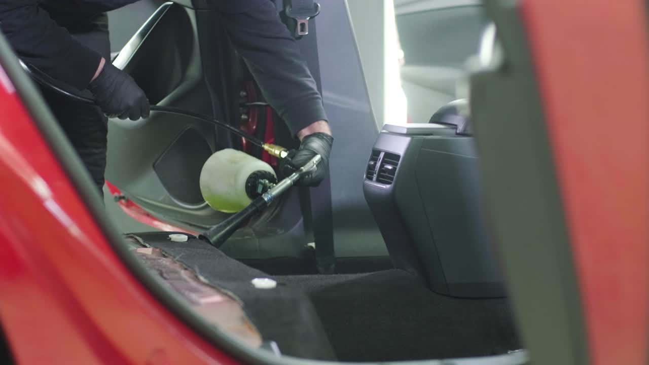 전문적인 자동차 청소. 샤워. 인테리어 세부 사항. 자동차 인테리어를 건조 청소 및 세부 사항; 깊은 좌석 청소; 자동차 세탁에서 거품을 는; 먼지에서 자동차 패널을 청소하는; 진공청소기