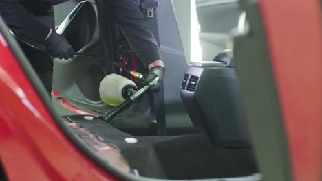 limpieza profesional de automóviles. lavado de sars. detalles interiores. limpieza en seco y detalles del interior de un automóvil. limpeza profunda de asientos. limpeza de espuma en el lavado de automóviles; limpieza del panel del automóvil del polvo. una aspiradora