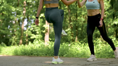 Nahaufnahme-Des-Weiblichen-Trainings-Zu-Zweit-Im-Freien