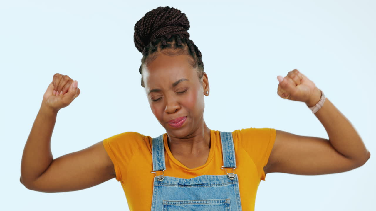 cansada, bostezando y agotada mujer negra en el estudio