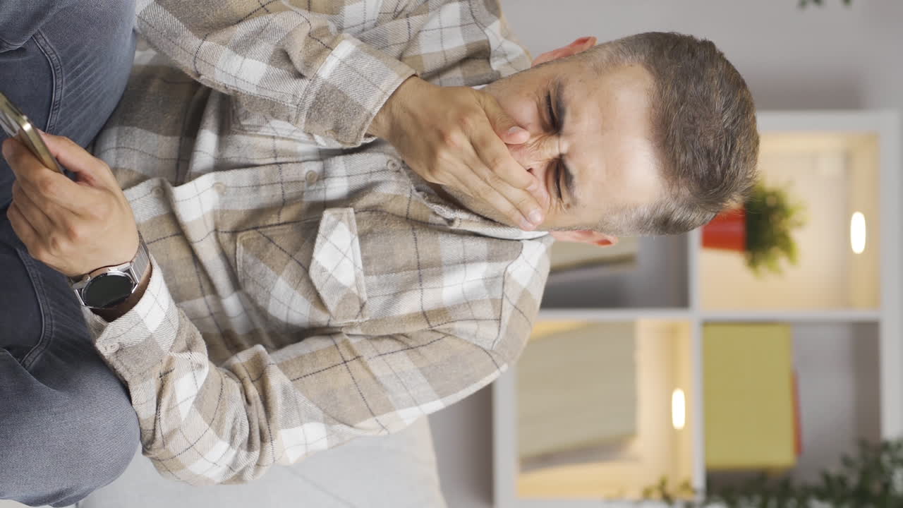 el video vertical del hombre que huele mal olor está perturbado y disgustado.