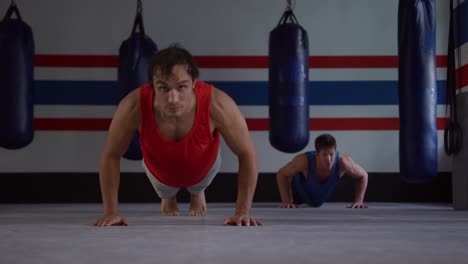 hombres caucásicos trabajando en el gimnasio de boxeo