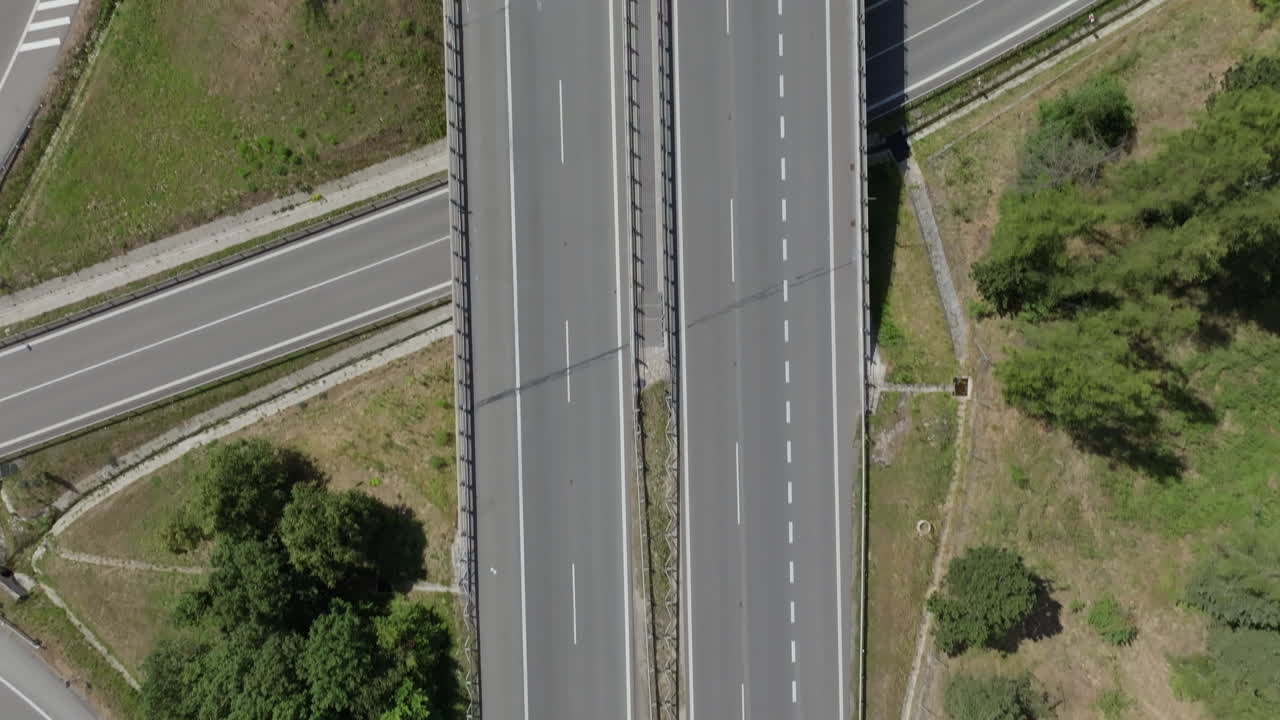 vista aérea del cruce de carreteras y el tráfico