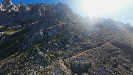 FPV-Drohne-Erkundet-Die-Gebirgskämme-Der-Südtiroler-Dolomiten-In-Italien