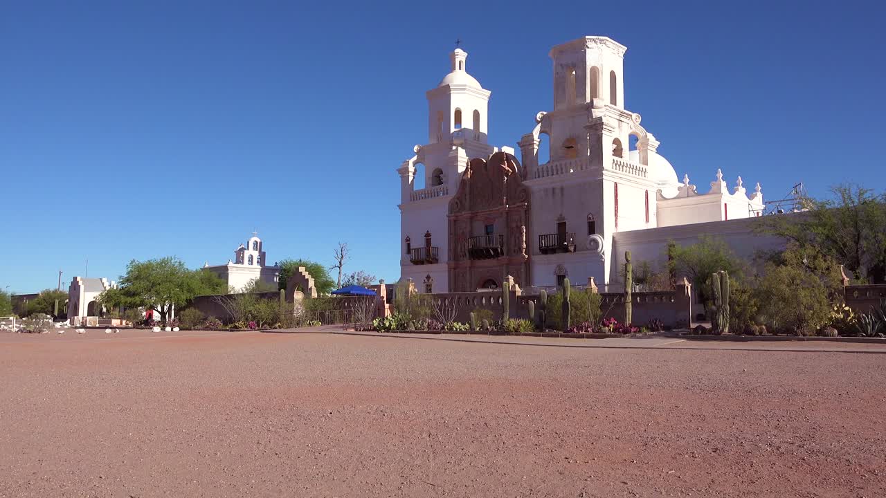 Una splendida inquadratura di ambientazione della Missione San Xavier del Bac, una storica missione cattolica spagnola vicino a Tucson, Arizona 1.