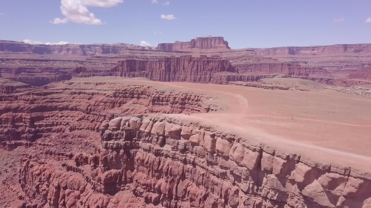 Volo verso una scogliera montuosa del deserto rosso, vista aerea