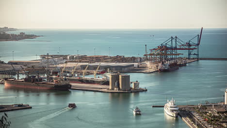 Málaga,-España-Puerto-De-Carga-Puerto-Lapso-De-Tiempo-Barco-Saliendo-Del-Puerto-Durante-El-Día