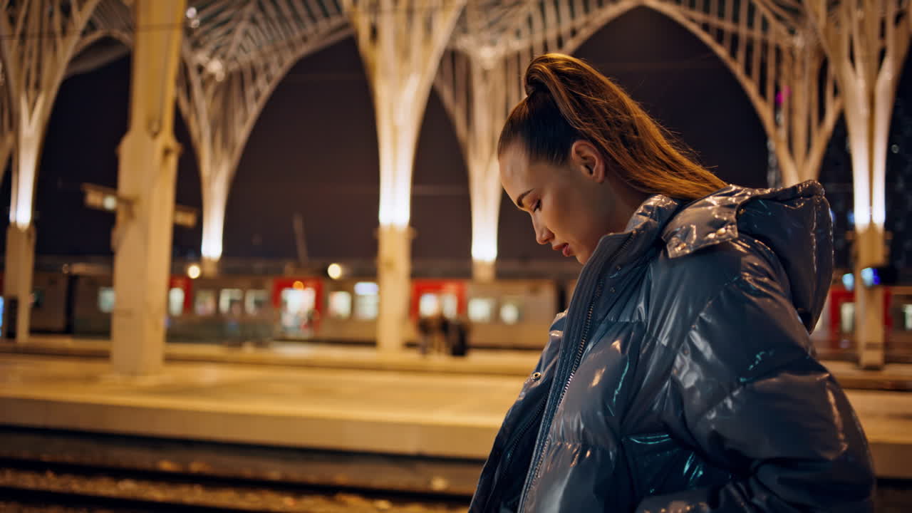 고 건축을 고 있는 사려 깊은 여성 저녁 거리에서 혼자 가까이 다니고 있습니다.