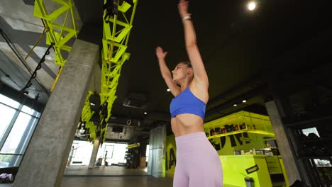 mujer haciendo ejercicio en un gimnasio moderno