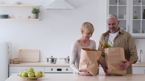una pareja feliz haciendo compras de comestibles
