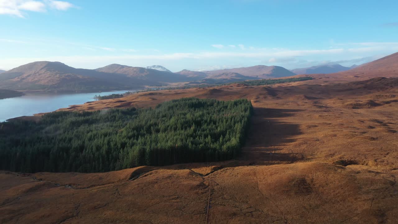 Droneoptagelse flyvende mod Ranch Moor i Skotland på en solrig vinterdag