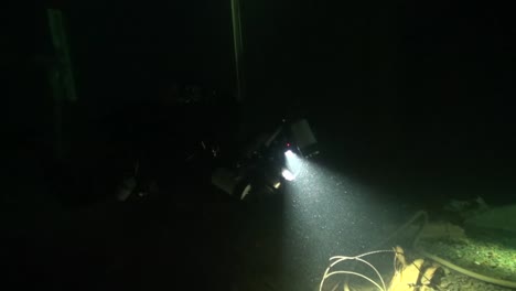 fotógrafo de montaje trasero toma fotos en silo de misiles inundado