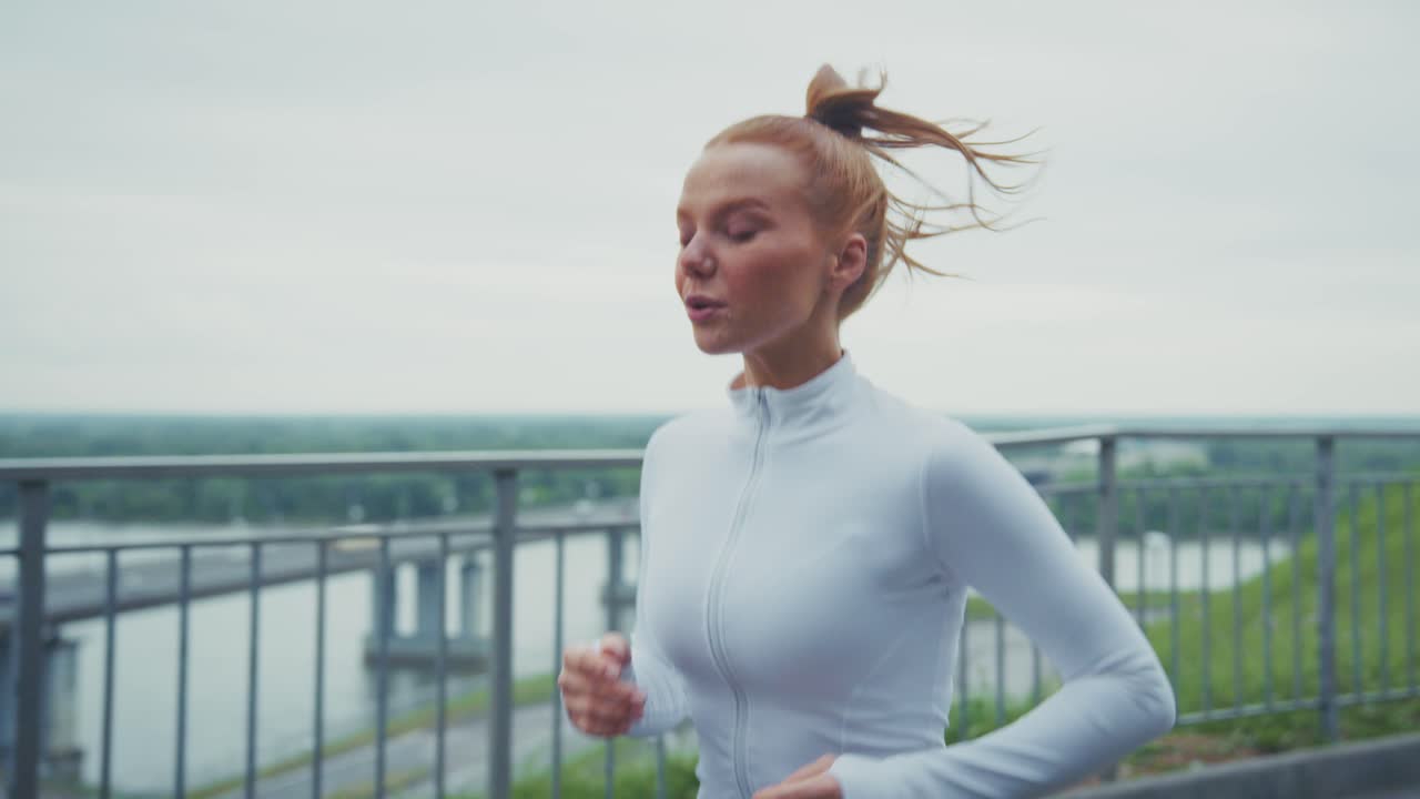 mujer corriendo al aire libre