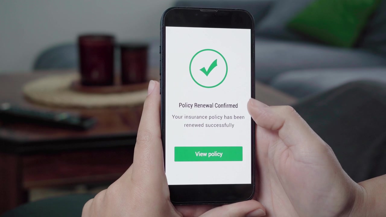 Il cliente visualizza una schermata di conferma rinnovo polizza con un segno di spunta verde e tocca il pulsante "Visualizza polizza" su un'app di assicurazione digitale.