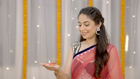 chica india con una lámpara de barro