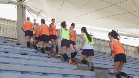 Jugadoras-De-Hockey-Calentando-En-Gradas