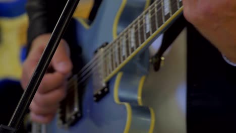 hombre tocando la guitarra, mano en primer plano