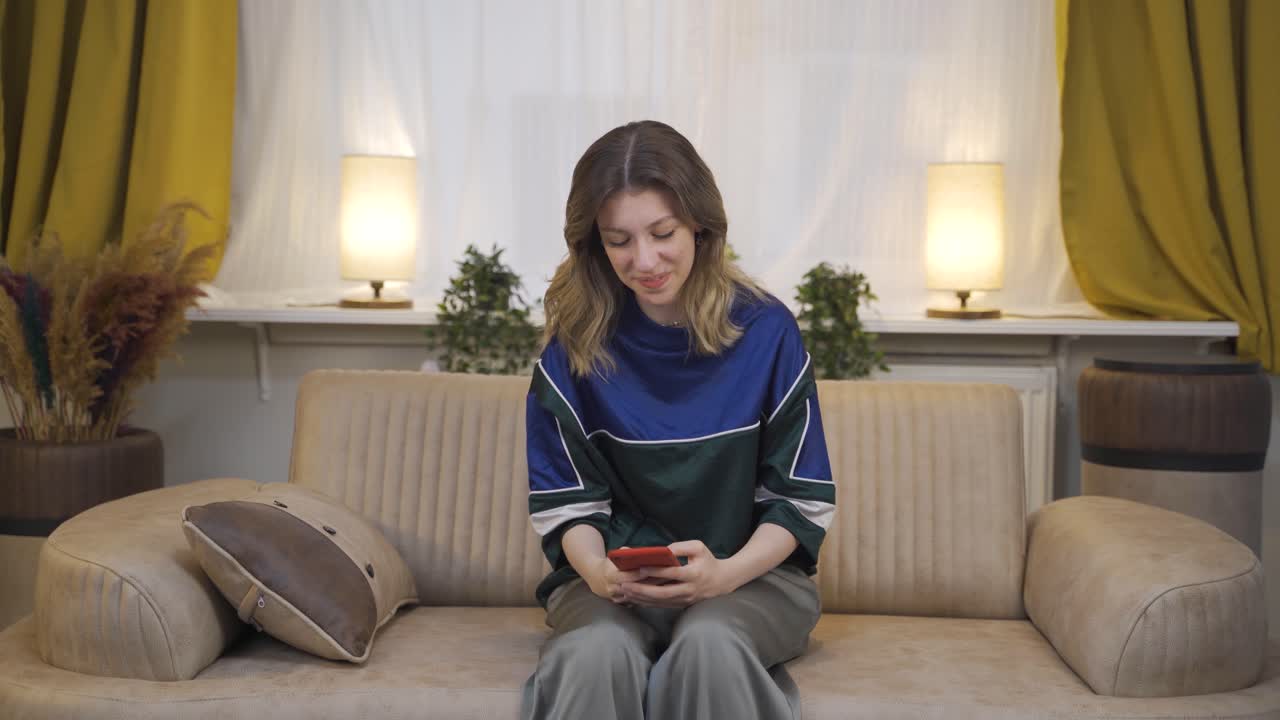 mujer joven con problemas familiares.