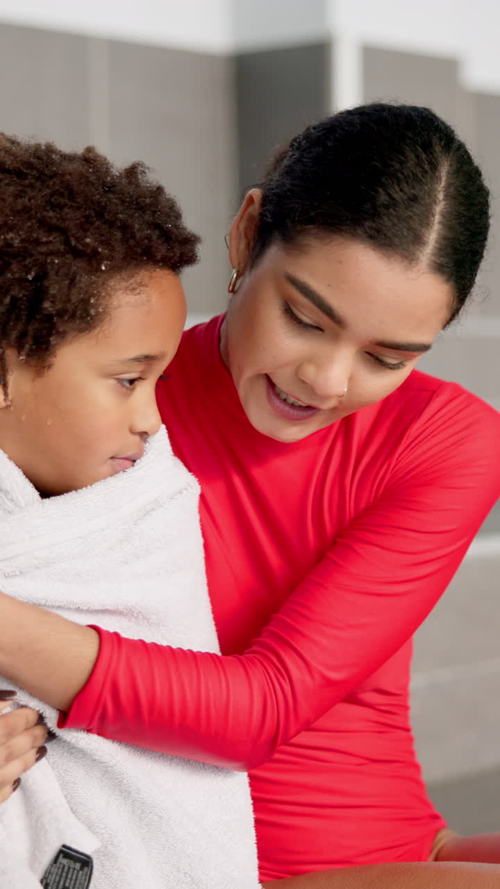 rutina de la madre y el niño después del baño
